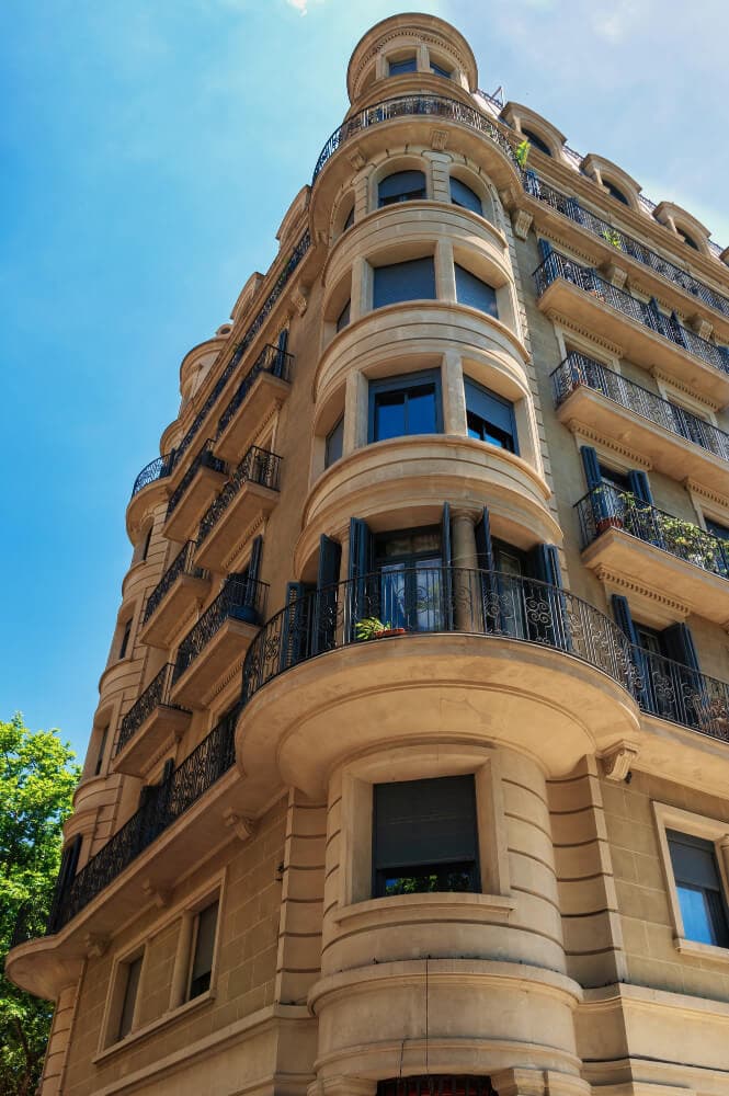 Comprehensive renovation of a 62 m² exterior flat, with a value-add strategy focused on redesigning the layout, improving energy efficiency and applying high-end finishes. The objective: to convert an old property into a modern, functional home with high added value and a quick exit to the market.