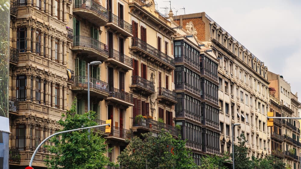 Comprehensive refurbishment of a detached four-storey building measuring 300 m², based on a value-add strategy focused on purchasing, refurbishing and immediate resale to maximise its value in a prime location. The project incorporates high-end materials and exclusive design to convert the asset into premium housing.
