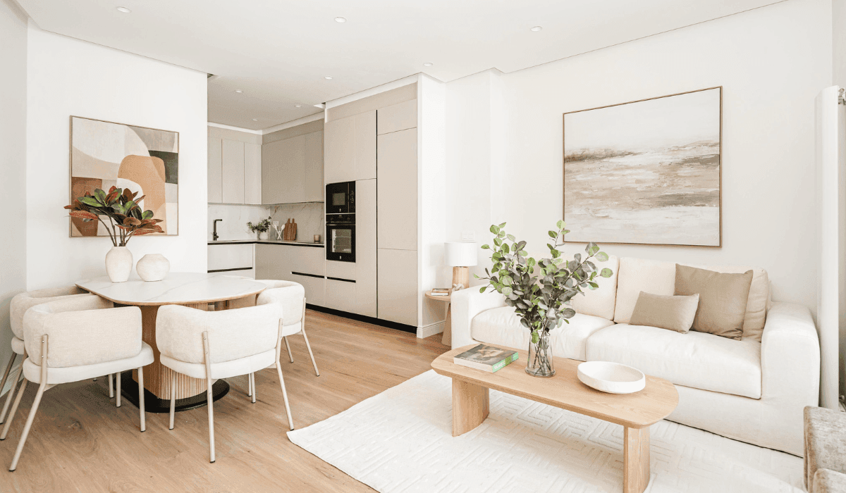 Salón comedor moderno y luminoso de una vivienda reformada destinada al alquiler